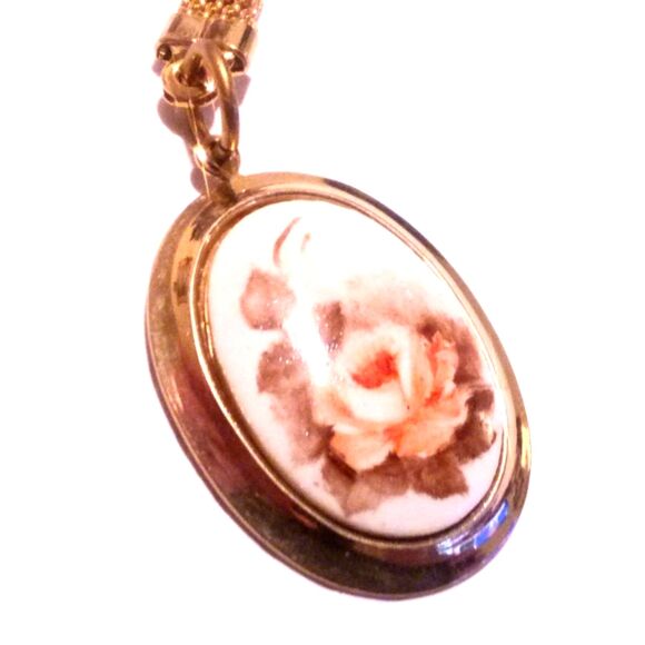 Vntage Mid Century Gold Tone Peach Rose Picture Cameo Key Chain - Picture 2 of 3